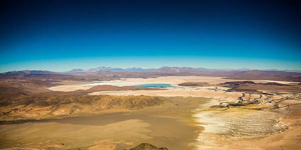 Blick auf den Salzsee Salar del Hombre Muerto im Norden Argentiniens. Verantwortungsvoller Abbau von Lithium durch Livent. 