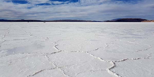 Blick auf den Salzsee Salar del Hombre Muerto im Norden Argentiniens. Verantwortungsvoller Abbau von Lithium durch Livent.
