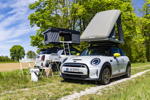 Der MINI Cooper SE und der MINI Cooper SE Countryman ALL4, mit Dachzelt.