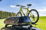 MINI Cooper SE mit Fahrrad-Trger und Dachbox als original MINI Zubehr.