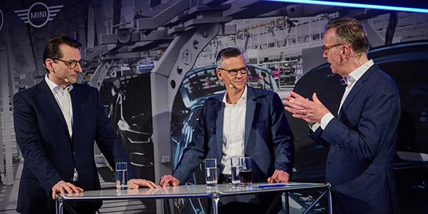 100 Jahre BMW Werk Mnchen; Produktionsvorstand Milan Nedeljkovic und Werkleiter Peter Weber im Gespräch mit Maximilian Schöberl.