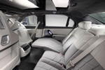 Der neue BMW 760i xDrive: optimierte Executive Lounge im Fond mit Liegesitz auf der rechten Seite.