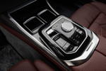Der neue BMW 760i xDrive, neues Bedienfeld auf der Mittelkonsole mit iDrive Controller, Start-/Stopp-Knopf und neuem Gangwahlschalter.