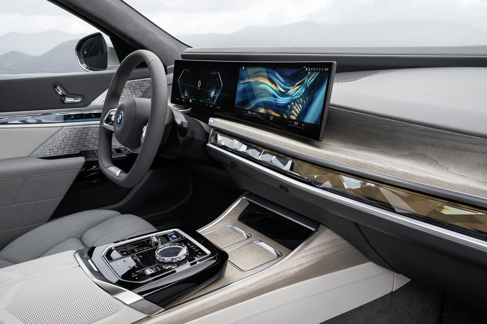 Foto: Der neue BMW i7 xDrive60, Cockpit, neues Lenkrad mit abgeflachten  Lenkradkranz, neues Curved Display, neue Mittelkonsole. (vergrößert)