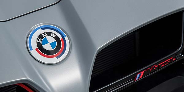 BMW M4 CSL, optional mit 'BMW M 50 Jahre' Emblemen