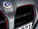 BMW M4 CSL, mit puristisch und gewichtsoptimiert gestaltetet BMW Niere, '50 Jahre BMW' Emblem
