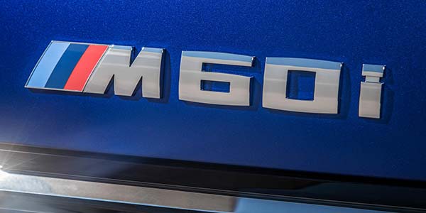 BMW X7 M60i xDrive (G07 LCI), M60i Logo auf der Heckklappe