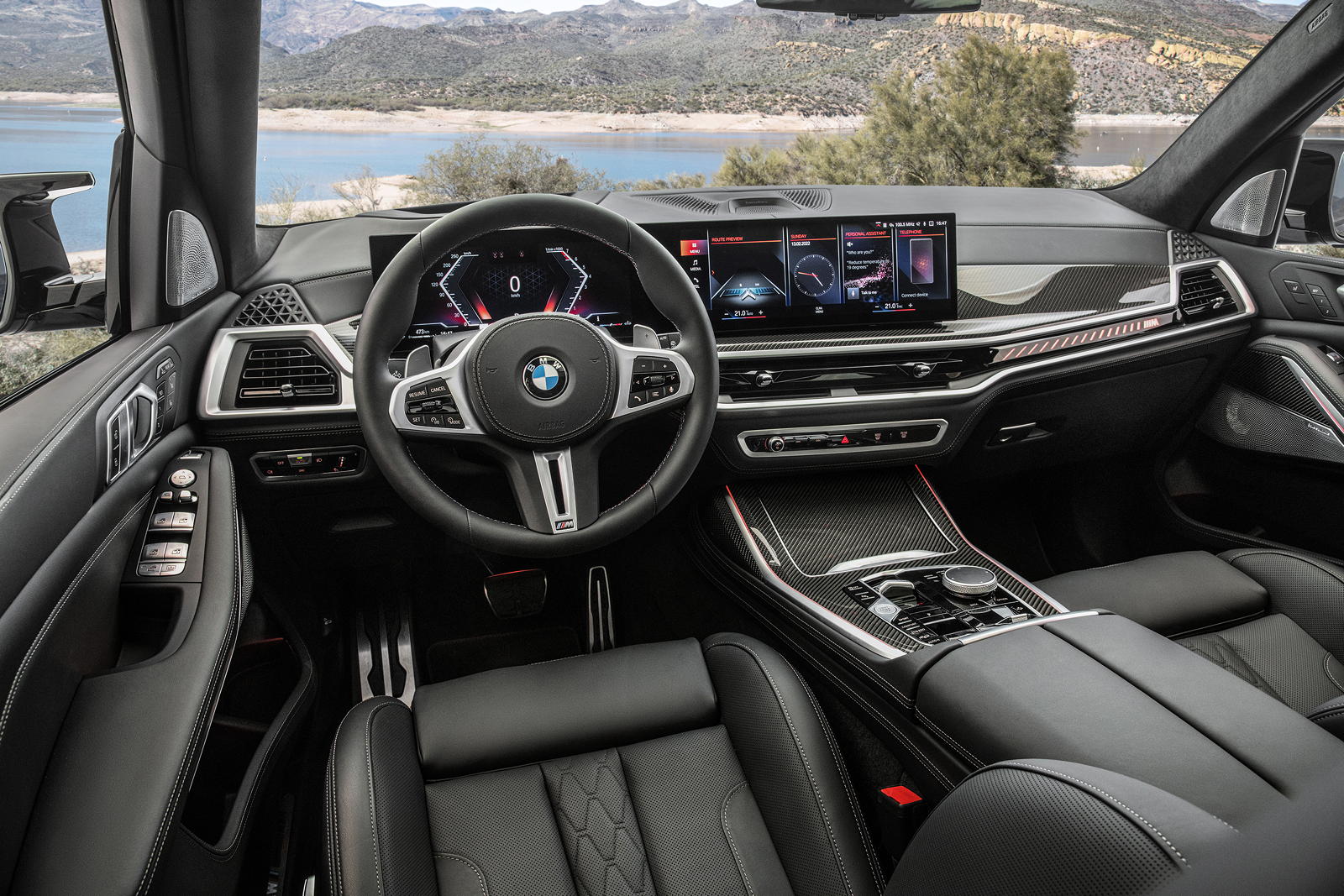 Foto: Der neue BMW i7 xDrive60, Cockpit, neues Lenkrad mit abgeflachten  Lenkradkranz, neues Curved Display, neue Mittelkonsole. (vergrößert)