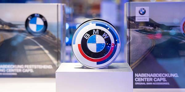 BMW M Performance Zubehör auf der Essen Motor Show 2022, hier '50 Jahre BMW M' Emblem (Preis: 80,75 Euro)