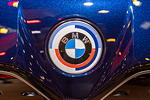 BMW i4 M50i mit BMW M Performance Parts auf der Essen Motor Show, mit '50 Jahre BMW M' Emblemen (200 Euro)