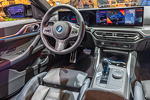 BMW i4 M50i mit BMW M Performance Parts auf der Essen Motor Show, Lenkradblende Leder/Alcantara (370 Euro)