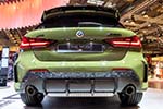 BMW M135i mit BMW M Performance Parts: Heckdiffusor Carbon (1.180 Euro), Heckspoiler Hochglanz (735 Euro)