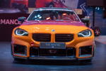 BMW M2 mit BMW M Performance Parts: Lufteinlassblenden Carbon (2x 415 Euro), Frontaufsatz Mitte (505 Euro), Abschleppband M Rot (ab 01/2023)