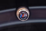Essen Motor Show 2022: BMW M2 mit BMW M Performance Parts: M Performance Ventilkappen M Emblem (23,50 Euro)