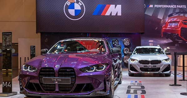 Essen Motor Show 2022: BMW M4 Competition mit BMW M Performance Parts, neben einem BMW M240i
