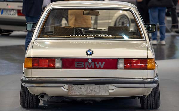 BMW 315 in der tuningXperience, Essen Motor Show 2022, Farbe: BMW 'Bronzit Beige metallic'