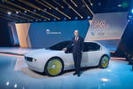 BMW Group Jahreskonferenz 2023 am 15.03.2023: Dr. Nicolas Peter, Mitglied des Vorstands der BMW AG, Finanzen, mit dem BMW i Vision Dee