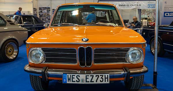BMW 2002 in BMW Inka orange, ausgestellt vom BMW 02 Club e.V.