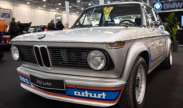 Techno Classica 2023: BMW 2002 turbo (E20), mit 4-Gang-Schaltgetrieben, Leergewicht: 1.080 kg