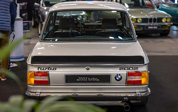 Techno Classica 2023: BMW 2002 turbo (E20) in Polaris silber von Bart Goudswaard, ausgestellt vom BMW 02 Club e.V.