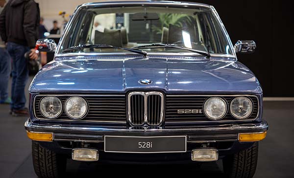Techno Classica 2023: BMW 528i (E12) in Arktis Blau, ausgestellt von der BMW 5er E12 und E28 IG 