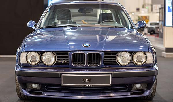 Techno Classica 2023: BMW 535i Hartge (E34) in Lazurblau metallic von Josip Draskovic, ausgestellt von der BMW 5er E34 IG