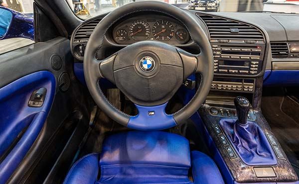 Techno Classica 2023: BMW M3 (E36), mit Mulltifunktionslenkrad in BiColor