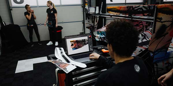 Julie Mehretu bei der Arbeit am BMW Art Car #20 in Muenchen.