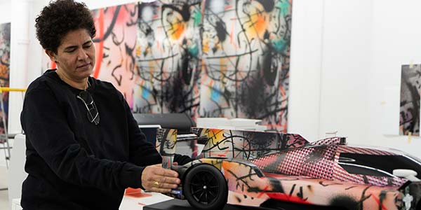 ulie Mehretu bei der Arbeit am BMW Art Car #20 in New York City.