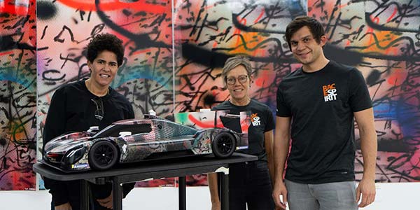 Julie Mehretu bei der Arbeit am BMW Art Car #20 in New York City.