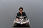 ulie Mehretu bei der Arbeit am BMW Art Car #20 in New York City.