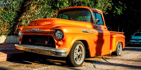 orange-farbener Pickup