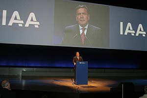Bundeskanzler Gerhard Schröder eröffnet die IAA 2003 in Frankfurt