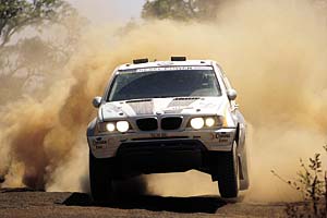 X-raid X5 mit BMW Variable Twin Turbo Dieselmotor bei der Dakar Rallye 2004