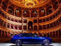 BMW i7 im Rampenlicht: exklusives Fotoshooting auf der Bühne des Opernhauses in Budapest.