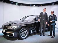 BMW Welt liefert neuen BMW 7er aus. Erste Luxuslimousine geht nach Schwaben.