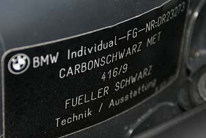 BMW-Typschild im Motorraum