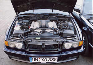Motorraum BMW 750iL, Modell E38