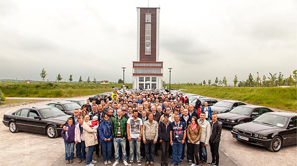 Jahrestreffen Gruppenfoto vor dem alten Förderturm in Bönen, dem 'Ostpol des Ruhrgebiets'