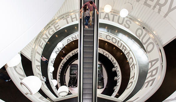 Blick in die BMW Museums-Sch&uuml;ssel mit ihrer Rolltreppe im Zentrum