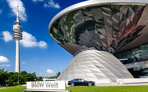 Teaser-Foto für das Jahrestreffen: BMW 730Ld (F02) neben der BMW Welt und vor dem Olympiaturm
