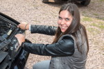 77. S&uuml;dhessen-Stammtisch, Ann-Kristin ("Rakete") schraubt Ihre Scheinwerfer fest. Am Arm eine 'Steuerkette' als Schmuck.