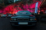 100. BMW 7er Südhessen Stammtisch: teilnehmende 7er-BMWs vor dem illuminierten Bergwerk in Sommerkahl, hier: BMW 735i (E38) von Carmen ('UtaDragon')