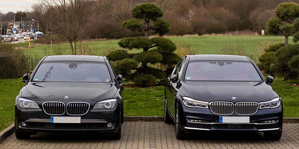 Zwei Generationen BMW 730d auf dem Stammtisch-Parkplatz: links der F01 von Wolfgang ('Wölfi') und rechts der G11 von Manni ('mannylein').