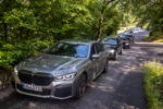 BMW Power Day 2021 in Enspel. Der zusammengeführte BMW 7er Konvoi am Ziel. Rund 30 Fahrzeuge fuhren nacheinander auf das Gelände in Enspel.