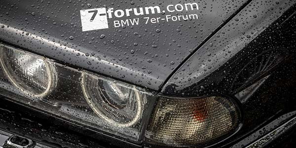 BMW Power Day 2021 in Enspel. bMW 750iL (E38) von Klaus ('heller-goisern') mit Forumsaufkleber auf der Motorhaube.