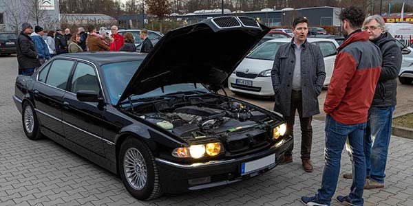 241. Rhein-Ruhr-Stammtisch: 'Benzin-Gespräche' am BMW 750iL (E38) von Alexander ('Highliner')