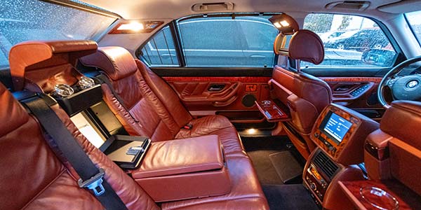 249. Rhein-Ruhr-Stammtisch im November 2023: BMW 740Li (E38) von Wolfgang ('WOLF'), mit voller Ausstattung im Fond