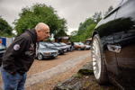 150. Treffen der 7er BMW Freunde Südhessen: Ralf ('urkron') schaut sich das Auto von Kalr-Heinz ('Fuat') an
