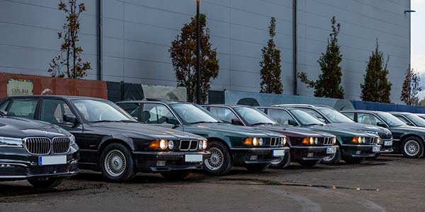 Rhein-Ruhr-Stammtisch im November 2025: Gleich vier 7er der Modellgeneration E32 waren heute auf dem Stammtischparkplatz zu sehen, alle aus dem Baujahr 1991